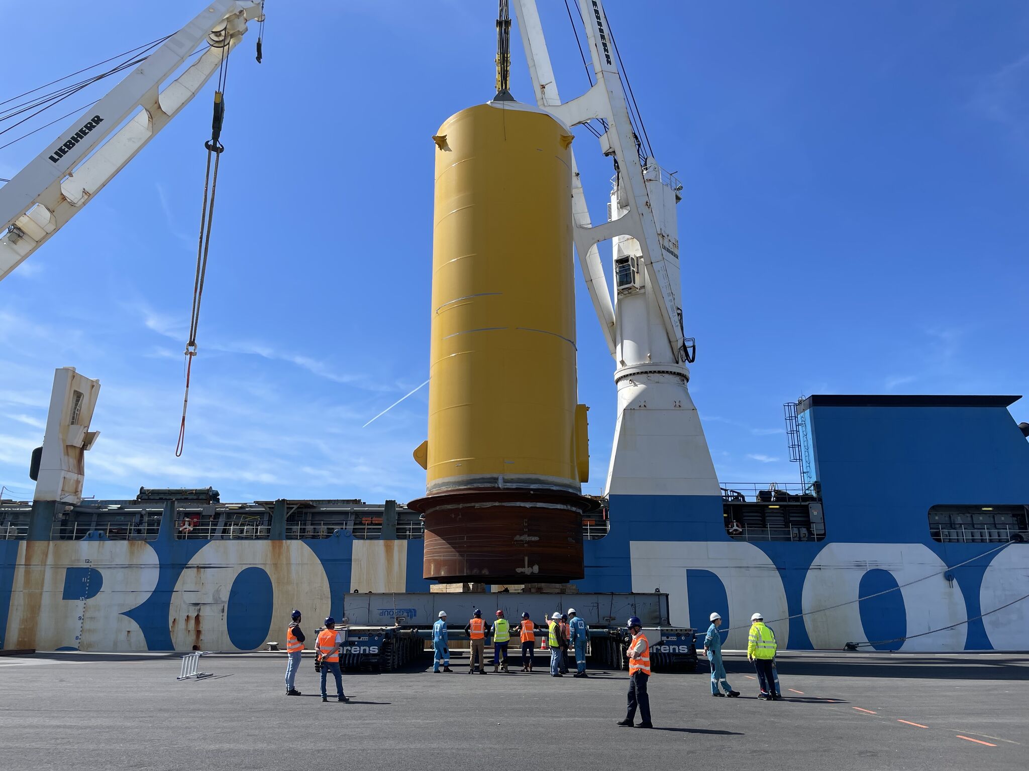 Delivery of 3 transition pieces on the worksite